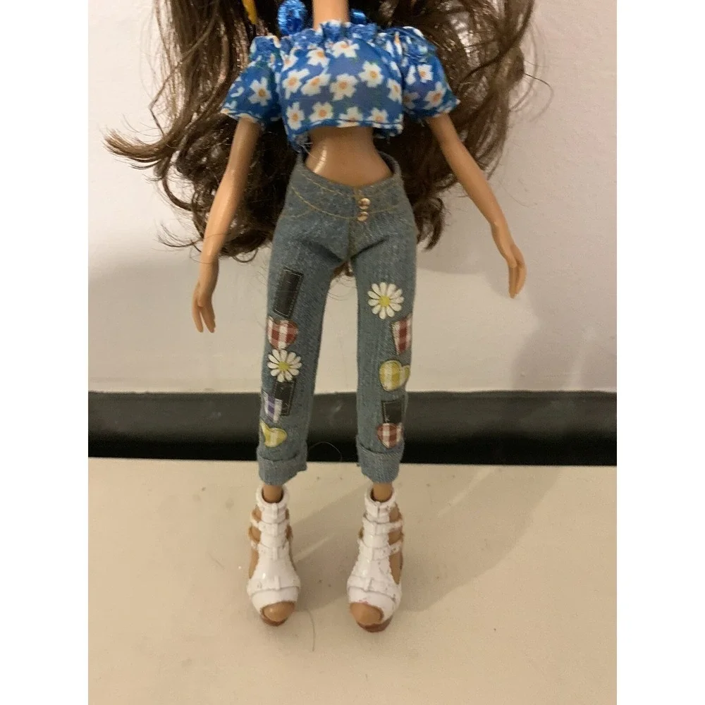 MGA Bratz Doll Hello My Name is Yasmin 2015 Flower Shirt, Jeans, Shoes Earrings